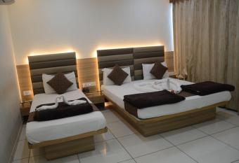 HOTEL PARAMOUNT has Balcony rooms