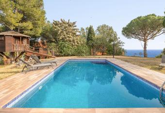 VILLA FALCONIERE has rooms with a private hot tub