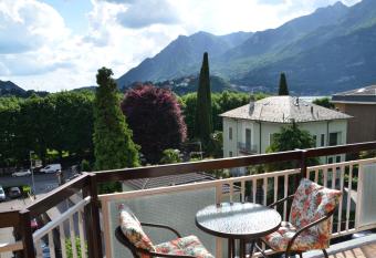 Big Romantic Lake view & Terrace allows 18 year olds to book a room