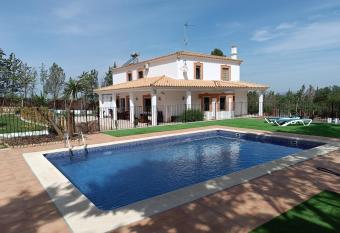 casa sierrecilla allows 18 year olds to book a room