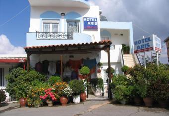 Aris Rooms has Balcony rooms