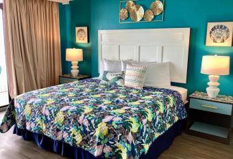 Stylish Oceanview Studio has rooms with a private hot tub