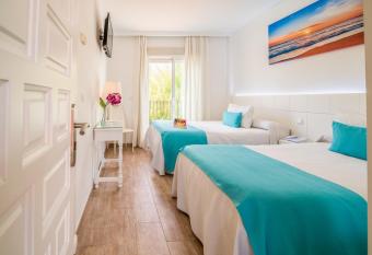 Hotel Romerito has Balcony rooms