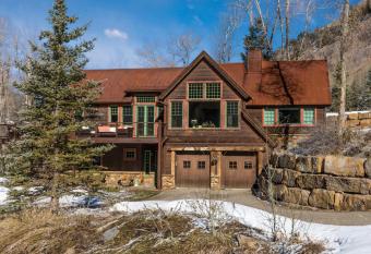 Telluride Riverside House with Mountain Views has rooms with a private hot tub