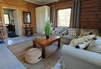 Remontoitu suuri hirsitalo luonnon keskell   Nurmij  rvell   has Balcony rooms