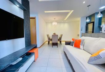 10   andar, Vista linda! 200m praia, 15km parque allows 18 year olds to book a room