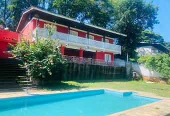 Ch  cara com Piscina e Amplo Quintal allows 18 year olds to book a room