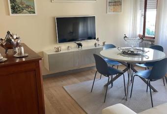 City Center modern and cozy apartment allows 18 year olds to book a room