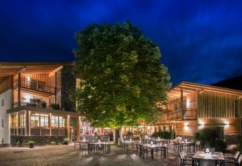 Hotel Gasthof H  llriegl allows 18 year olds to book a room