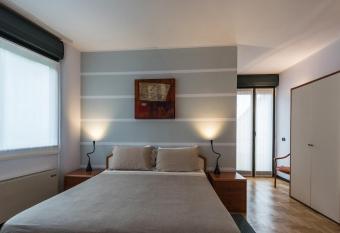 Mini Hotel Wine & Dreams has Balcony rooms