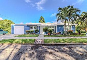 3 bedroom Casa Azul in Historic Northwood Hills has rooms with a private hot tub