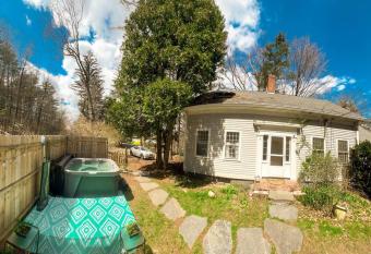 Long Mountain Suite W/Hot tub has rooms with a private hot tub