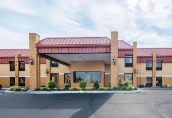 Quality Inn & Suites University Area has rooms with a private hot tub