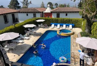 Paseo del Obispo Apartamento A3 has rooms with a private hot tub