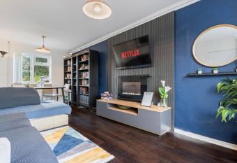 3 BR 5 min walk from Hertfordshire University in Hatfield has Balcony rooms