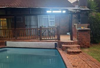 SMAPERS GUESTHOUSE has Balcony rooms