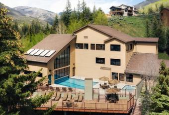 The Exclusive VAIL Marriott Streamside Douglas has rooms with a private hot tub