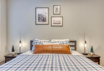 Mt Air Unit 6    Apt 6 at the base of Mt Hood w/private deck has Balcony rooms