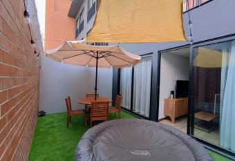 Jacuzzi Haven has rooms with a private hot tub