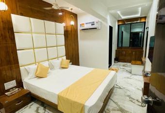 Hotel New German has rooms with a private hot tub