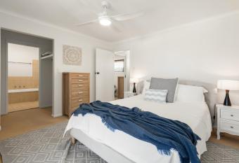 Beach Cockatiel Couple s Retreat has Balcony rooms