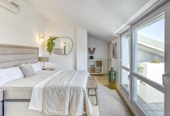 Can Muntaner Duplex has Balcony rooms