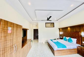 Sangam Hotel & cafe has Balcony rooms