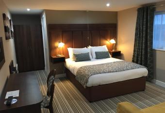 Twin Oaks Hotel has Balcony rooms