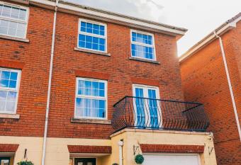 Remarkable 4-Bed House in Cardiff has Balcony rooms
