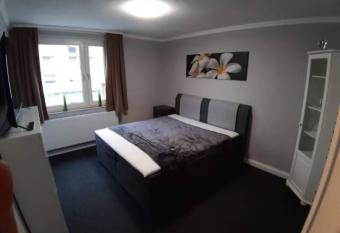 Gepflegte Sch  ne Ferienwohnung Mitten in der Stadt allows 18 year olds to book a room
