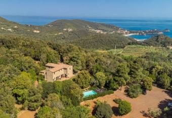 Experience Villa Il Termine Elba has rooms with a private hot tub
