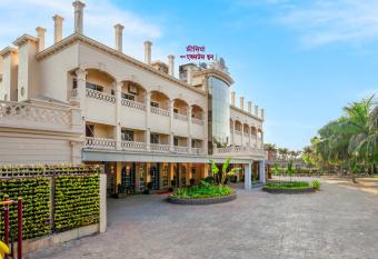 Freesia by Express Inn Ghodbunder allows 18 year olds to book a room