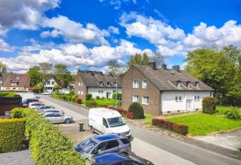 Modern cozy apartment, green neighborhood, good connectivity allows 18 year olds to book a room