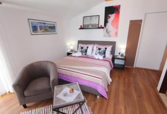 Rooms and Apartments Matosevic has Balcony rooms