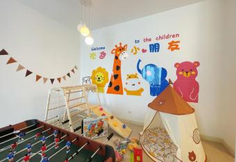 Legoland-3min Walk-Afiniti Medini 2BR with Bathtub -9pax-mini playground has rooms with a private hot tub