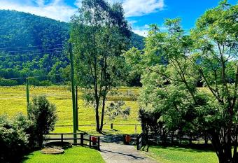 Paisanas Wisemans Ferry has rooms with a private hot tub