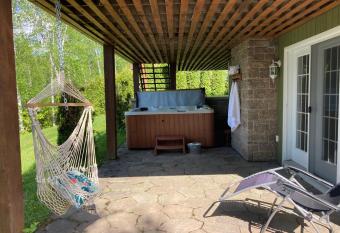 Chalet Grand-p  re Tortue has rooms with a private hot tub