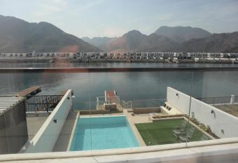 The Coral Villa 5 bedrooms with free ka yak and private pool has Balcony rooms