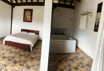 Hostal Inn II Rionegro has rooms with a private hot tub