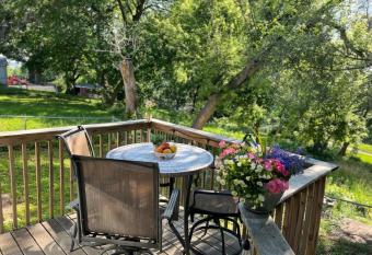 Sweet Cottage near Downtown DSM allows 18 year olds to book a room