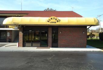 Elkton Lodge has Balcony rooms