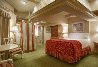 Best Western Grandma's Feather Bed has rooms with a private hot tub