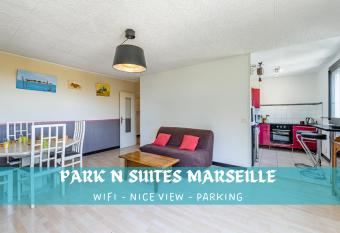 La perle de Marseille has rooms with a private hot tub