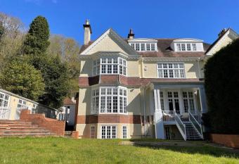 Idyllic Country House in Haslemere has Balcony rooms