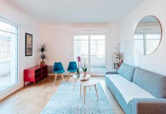 Bourg La Reine Tranquil Haven has Balcony rooms