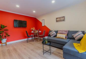 Hayes Home - Easy links to LHR and London allows 18 year olds to book a room