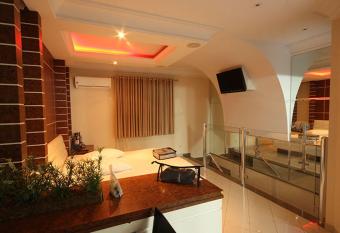 MOTEL SENSUALE allows 18 year olds to book a room