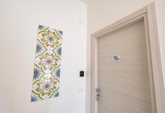 Cientopera Suite Rooms has rooms with a private hot tub