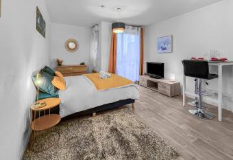 Studio enchant   avec terrasse has Balcony rooms