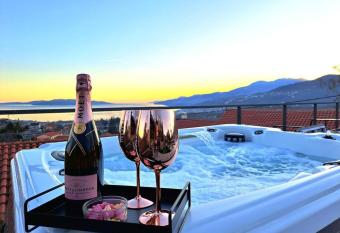 Holiday Home Fiori has Balcony rooms